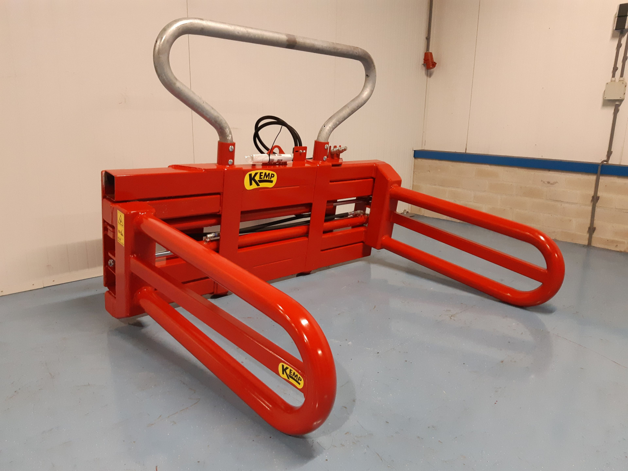 Bale clamp with large range - Kemp Machines